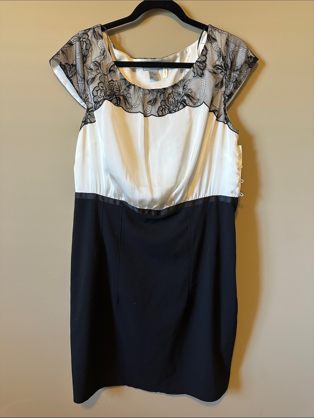 Black and White Lace-Trim Sheath Dress - Women